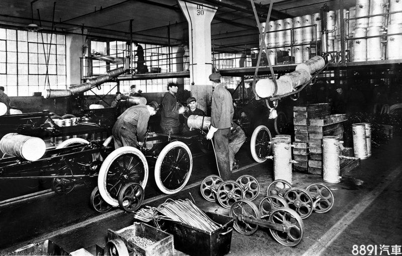 亨利福特於1913將流動式生產線(Mass Production)導入汽車製造業，降低汽車製造成本，而2013年10月7日便是流水式生產線導入汽車製造屆滿100周年，亦是人類移動方式變革的重要里程碑。