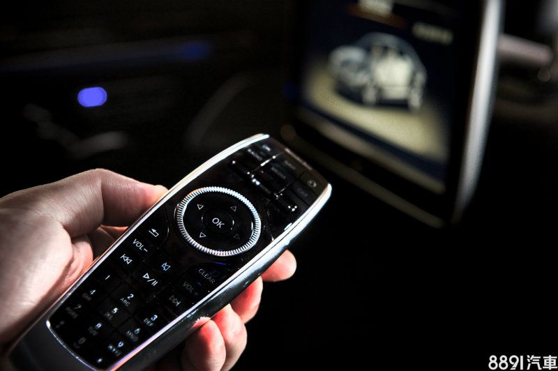 豪華的後座娛樂套件提供120V插座與USB及Aux-in插座，兩組10吋LCD螢幕、無線耳機與 DVD 播放功能