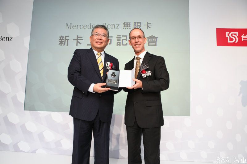 台新金控執行長 尚瑞強 致贈 台灣賓士 轎車暨行銷業務處 副總裁 司達恆先生 台灣市場 首張賓士無限卡