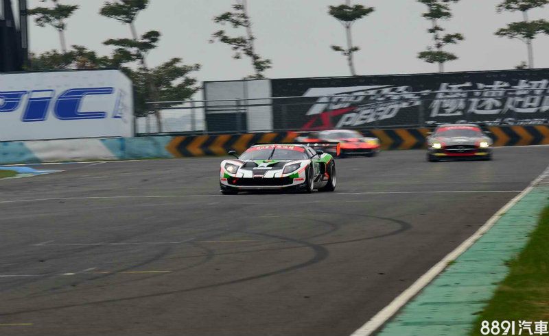 正式比賽前於週五的練習賽中,日本與香港強隊實力均有所保留,果然週六排位賽中日本車手平中克幸駕駛SLS AMG GT3甫下場不久,便寫下1分38秒765的場地新紀錄,帥氣地奪下決賽起跑桿位!