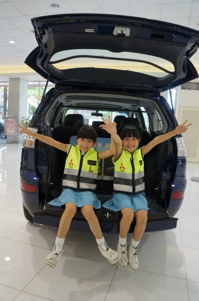 雙胞胎姊妹樂樂、媃媃對導護志工爸爸媽媽們熱心付出表示感謝