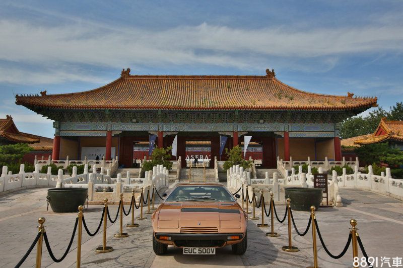 現場陳列的古董車Khamsin