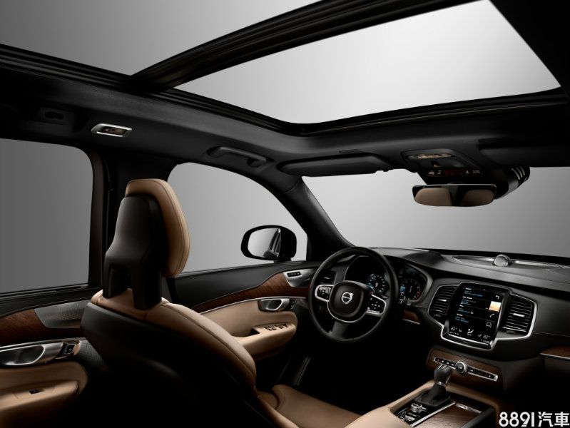 ：內裝擁有北歐斯堪地那維亞的出眾質感，並標配 9 吋中央觸控螢幕、HUD 圖形化抬頭顯示介面、全景式玻璃車頂和多達19具揚聲器的Premium Sound 音響系統。