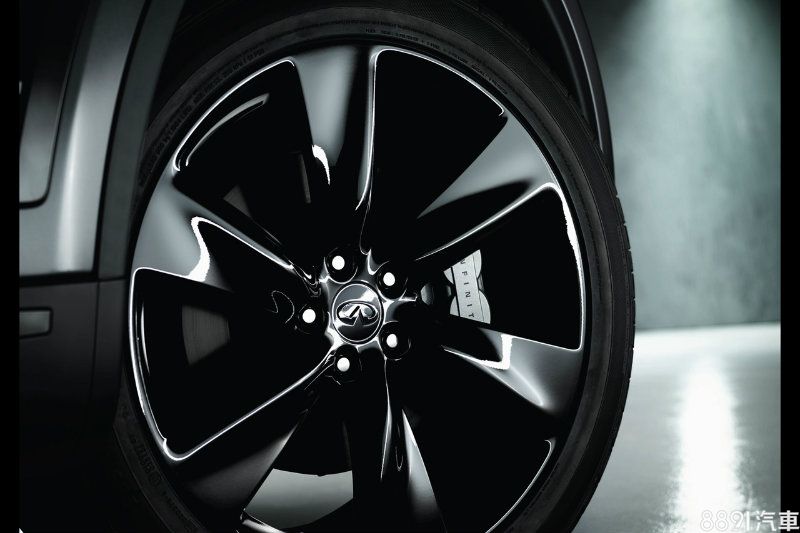 INFINITI QX70S黑曜戰神以一體化的燻黑側裙搭配專屬的21吋燻黑鋁圈，讓整體車身散發出屬於都市的未來感。