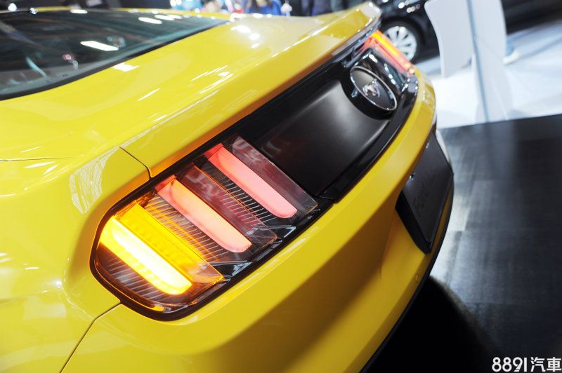  全新世代Ford Mustang堅持長車頭與斜背車尾的流線肌理設計，保留大型蜂巢式前氣壩，配合三道格柵式尾燈的經典設計，讓Ford Mustang 50年的經典設計元素展露無疑。