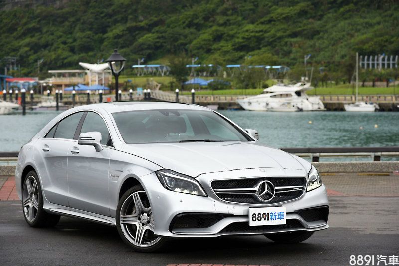 換上全車專屬AMG跑車化設計的CLS63AMG4Matic,細節呈現到整體觀感都流露出旗艦車款應有的王者氣度。 換上全車專屬AMG跑車化設計的CLS63AMG4Matic,細節呈現到整體觀感都流露出旗艦車款應有的王者氣度。