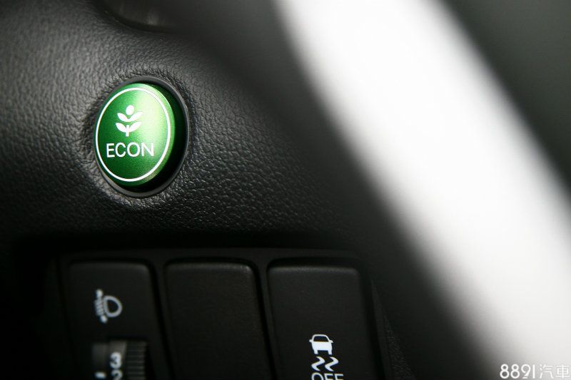 新世代Honda車款的節能小綠球ECON按鈕，在小改款CR-V車上當然依舊存在。