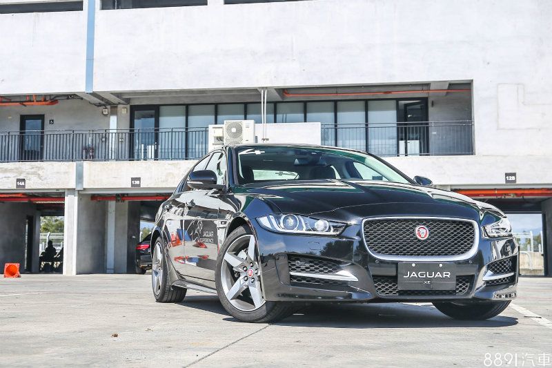 總代理針對JaguarXE車系安排,除了頂級的XE S車型以外,另兩款汽油動力XE 25t與XE 20t皆搭載同樣的2.0升渦輪增壓汽油引擎動力。 總代理針對JaguarXE車系安排,除了頂級的XE S車型以外,另兩款汽油動力XE 25t與XE 20t皆搭載同樣的2.0升渦輪增壓汽油引擎動力。