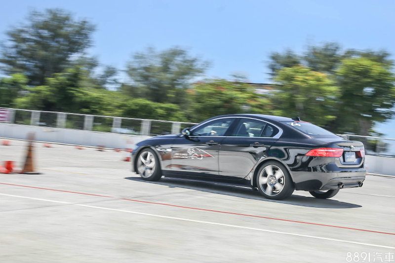 鋁合金車身輕量化的優勢，帶來了相當輕盈且柔韌的動態與底盤反應，於繞錐關卡表現更為出色。