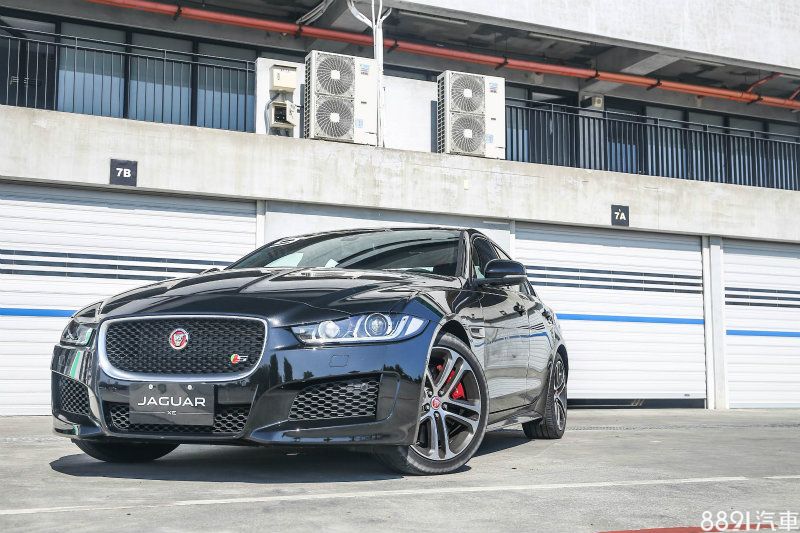 瞄準如Audi A4、BMW 3-Series、Mercedes-Benz C-Class等對手，Jaguar全新推出的XE車系，更祭出「四門跑車」定位，期望與對手以運動性拉出區別。