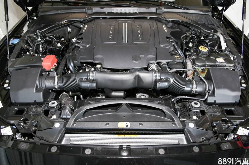 XE S搭載3.0升機械增壓V6汽油引擎，具備340ps/6500rpm最大馬力與450Nm/4500rpm最大扭力輸出。