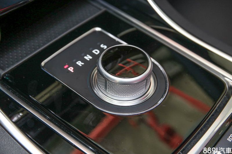 搭配ZF八速手自排變速系統，原廠數據顯示，可於5.1秒內完成0-100km/h加速過程，極速則限制在250km/h階段。