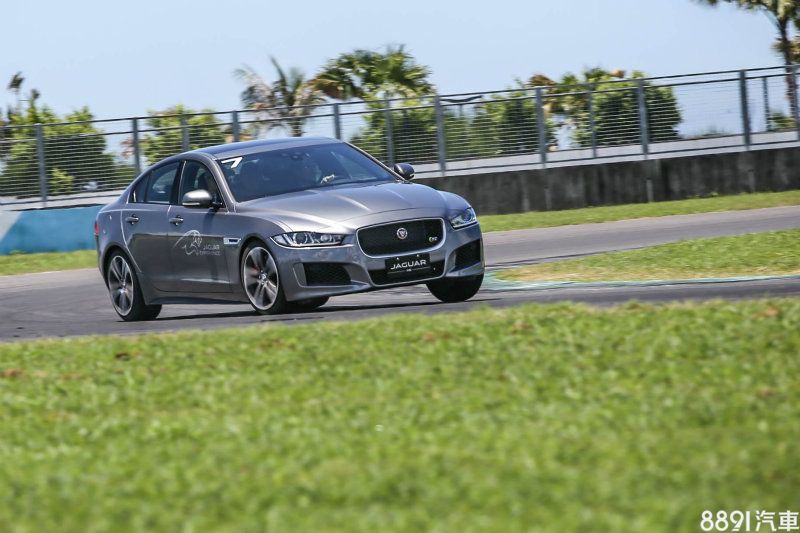 以高剛性的RC5754鋁合金打造，XE擁有對手所不及的輕盈身手，搭配50:50的前後車身配重，動態奔馳的XE S操控身手以柔韌見長，掌握度極高。