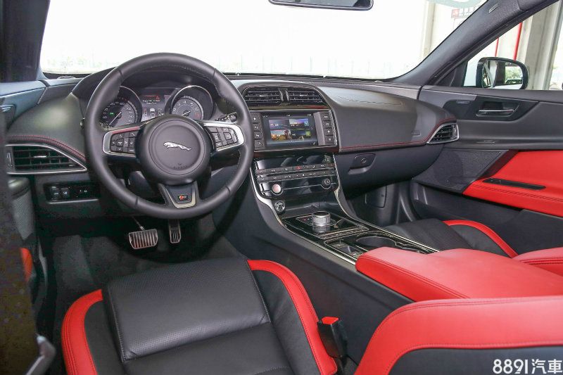 座艙設計延續自XF以來的科技感，並融入當家跑車F-Type的設計元素，更添運動氛圍。