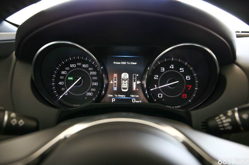 擷取自F-Type的大型跑車式雙環類比儀表與中央行車資訊顯示幕。