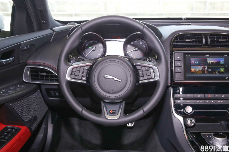 多功能方向盤結合EPAS電子動力輔助轉向系統，傳遞的路感清晰，且事先過濾掉可能影響舒適的資訊。