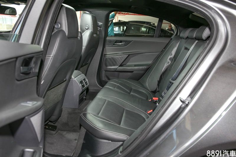 2835mm的軸距長度，帶來了可圈可點的後座乘坐空間，並具備後座空調專屬出風口，提升乘坐舒適度。