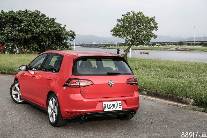 此世代Golf GTI除了外觀面的進化外,首次導入MQB造車平台,具備輕量優勢。 此世代Golf GTI除了外觀面的進化外,首次導入MQB造車平台,具備輕量優勢。