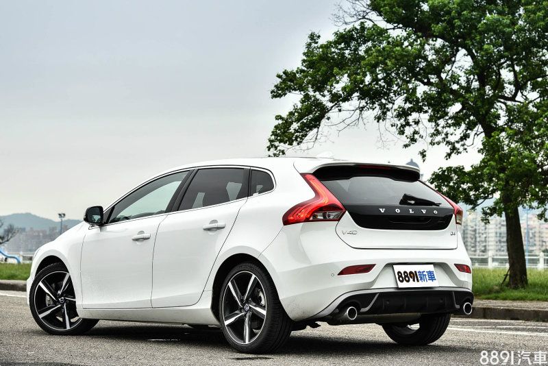 V40 D4 R-Design車價為新台幣168萬元。 V40 D4 R-Design車價為新台幣168萬元。