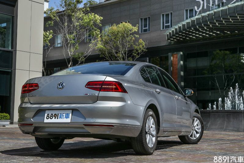 外觀上透過新世代風格的灌入，Passat280 TSI Comfortline仍舊展現品牌近年來強打的俐落與簡約感。