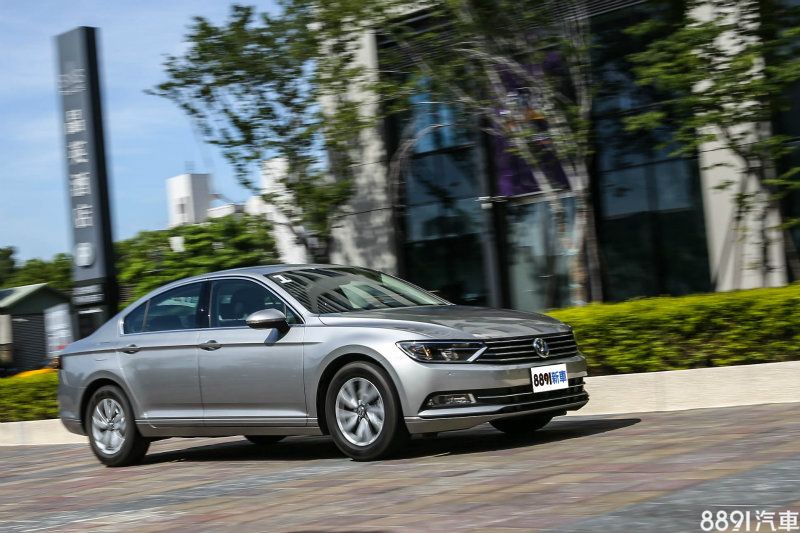立基於MQB底盤，Passat280 TSI Comfortline穩定中帶些靈活特質的身手，與低速輕盈的加速表現相輔相成。