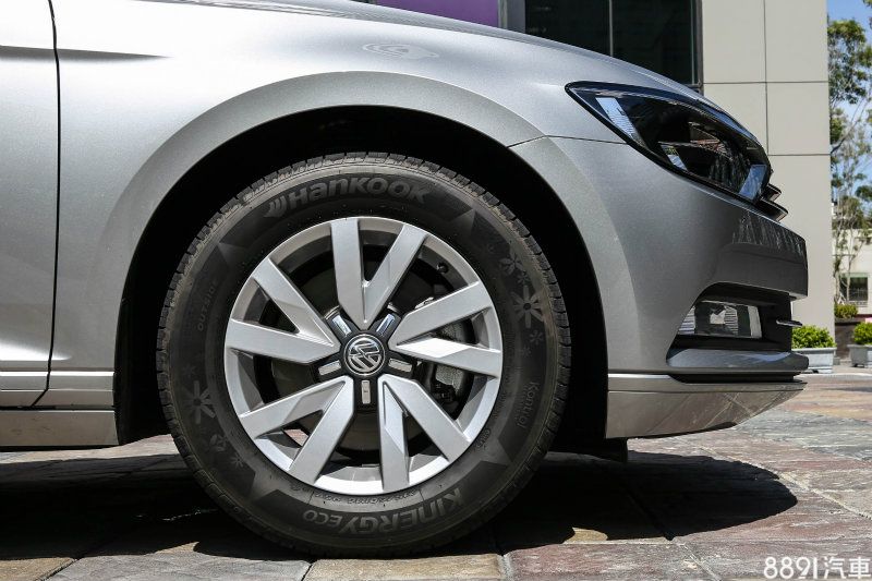 Passat280 TSI Comfortline外觀上最大的不同為換上16吋輪圈尺碼。