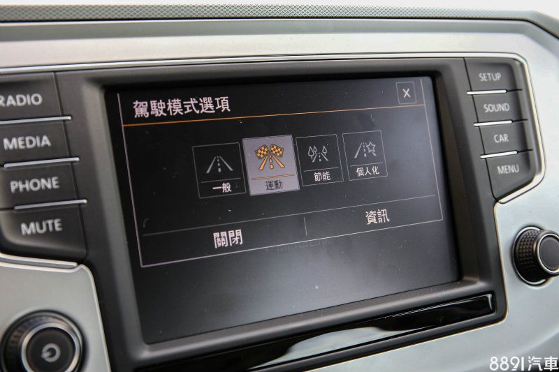控台中央6.5吋的滑移觸控式全彩螢幕具備MirrorLink多鏡射功能，可將智慧型手機內所呈現的功能螢幕呈現於此。