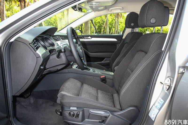 取代330 TSI Highline車型Nappa真皮座椅的是織布座椅，但不減座椅包覆性的出色。