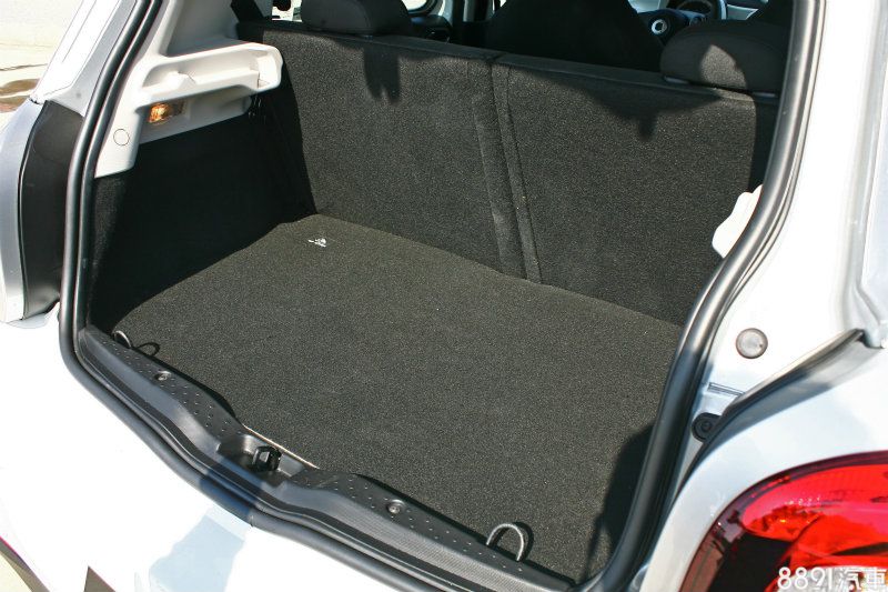 行李廂比起Fortwo要小僅有185升，但是若將後座椅背放倒則可獲得975升容積。