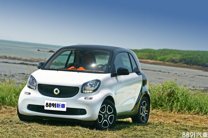 在澎湖，海天一色的景致配上小巧玲瓏的Fortwo52kW Passion，有著相當逗趣的對比。