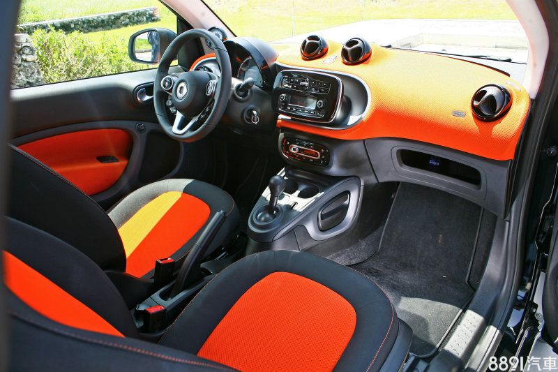 Fortwo52kW Passion擁有更活潑可愛的雙色化車艙鋪陳，視覺觀感更顯搶眼。