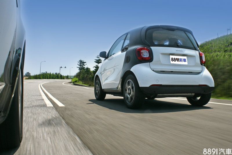 迴轉半徑極小的Fortwo52kW Passion，刁鑽身手堪稱都會精靈。