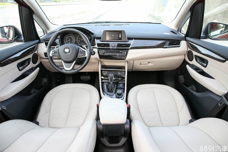 採用雙色配色，透過淺色系的皮革選擇，展現更為清爽明亮的空間感。