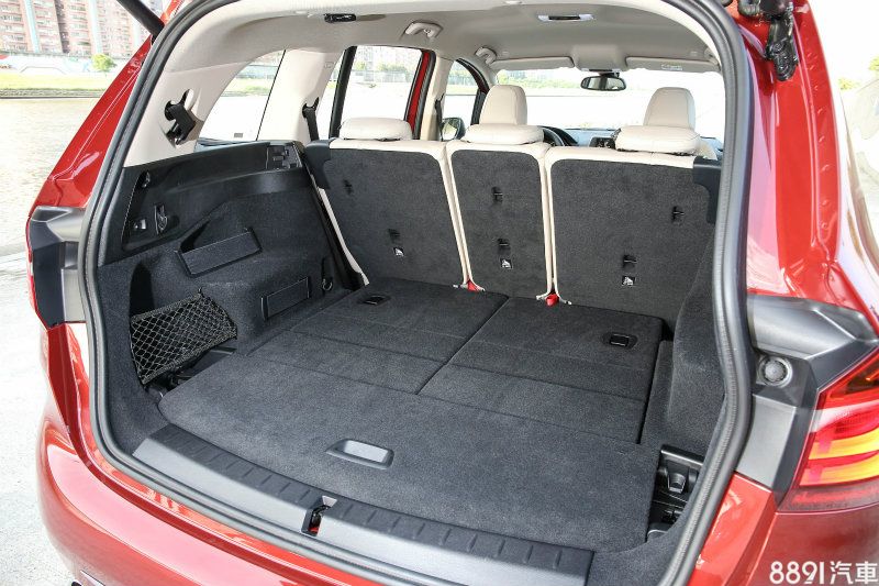 若將第二排座椅與第三排座椅全數打平，可達1820公升，使用彈性也相當驚人。