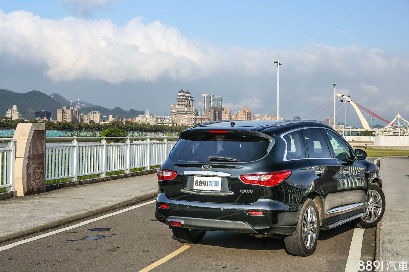 QX60 Hybrid擁有近五米的車身長度，搭配2900mm軸距長度，展現相當驚人的氣勢，也連帶帶來了不俗的空間表現。