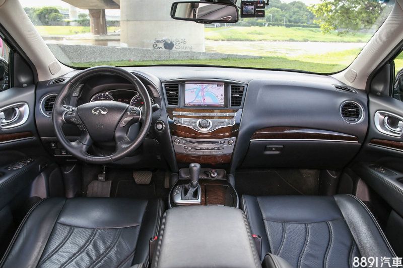 座艙格局延續品牌一貫的日式精緻豪華風格，以沈穩典雅為主，但也不失高科技配備。