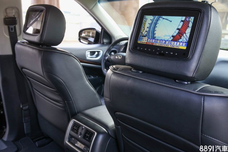 當前入主可免費升級影音旗艦套件，免再送前座頭枕螢幕、AV控制盒、兩組耳機、遊戲搖桿等硬體規格與內建的50款遊戲。