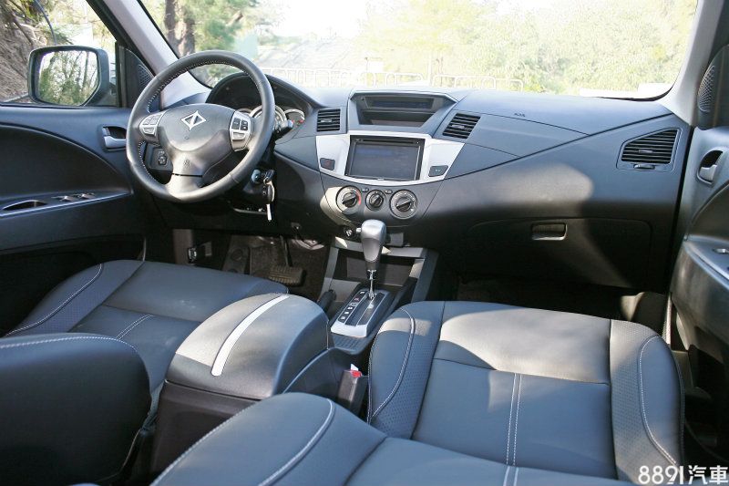 車室內基本佈局沿用小改款錢Zinger，但細部呈現卻更具質感。