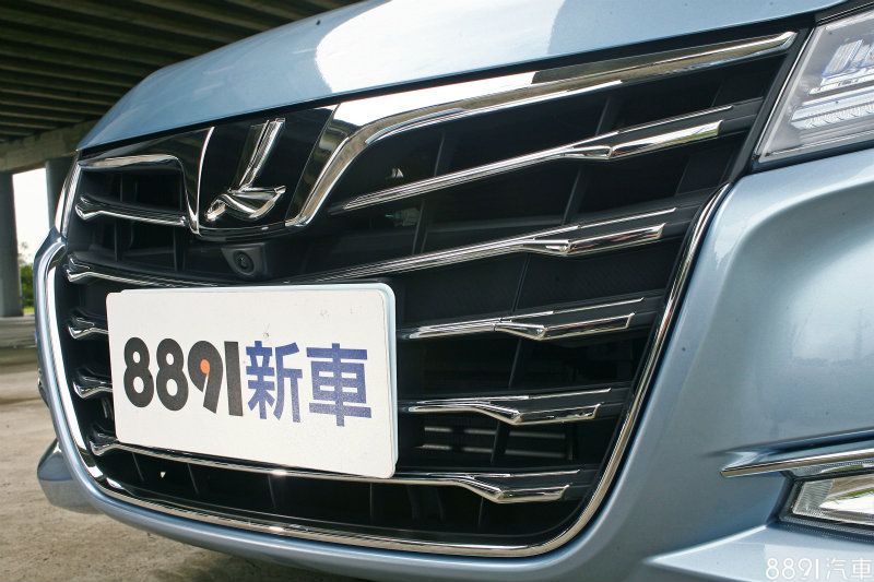 放大的飛翼式水箱護罩並以雙層式橫柵呈現，質感獲得進一步提升。