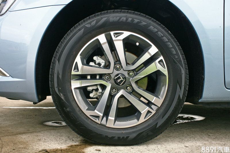 原廠宣稱以龍捲風為發想的雙彩鋁圈，在1.8T車型上為16吋，2.0T上頭則為17吋。