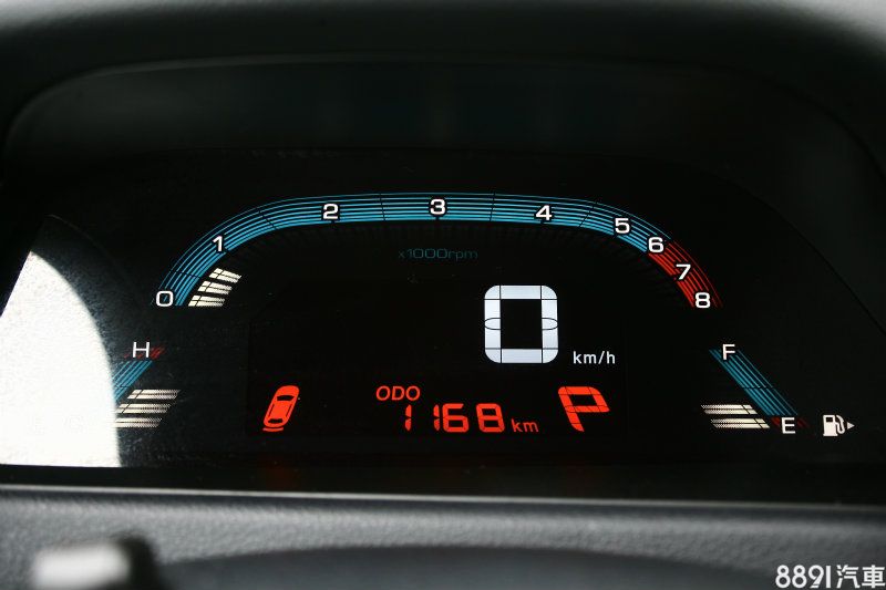 液晶顯示儀錶科技感十足且辨識性頗佳。