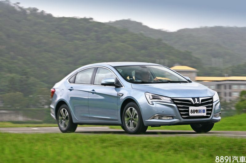 由於懸吊阻尼設定柔化，因此彎中側傾較先前略微明顯些許，但依舊保有不錯的循跡性。