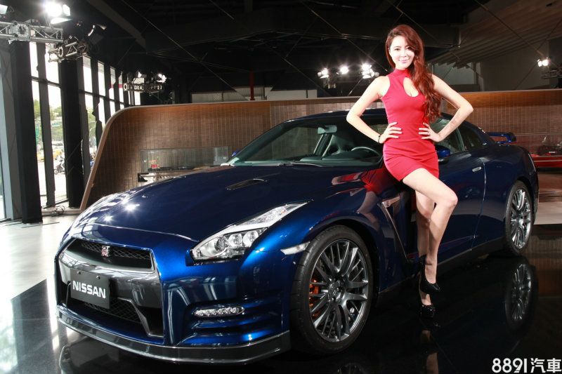 主持人為被封為「美胸名模」的李凱玲，曾擔綱多場時尚品牌及汽車品牌主秀Model和主持人。