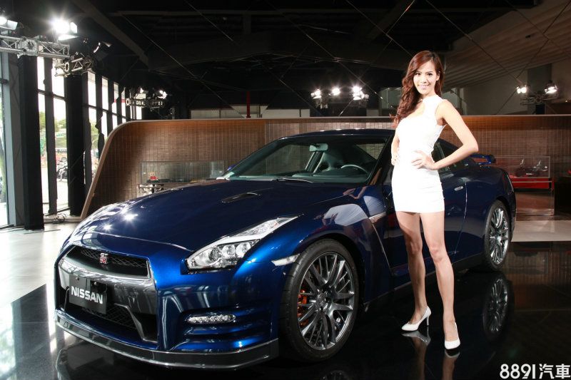 張采苓有「美腰女王」之稱，甜美的笑容與開朗的個性，與此次Nissan車展主題相當搭配。
