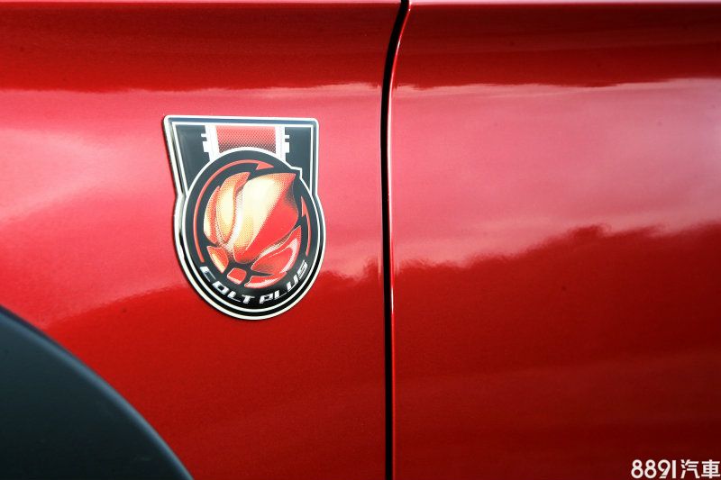 兩側前葉子板上頭的徽飾，是可清楚知道勁攻特仕版身份的最簡易方式。