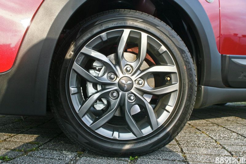 鐵灰色15吋鋁圈，讓Colt Plus X-Sports勁攻版更顯酷帥。