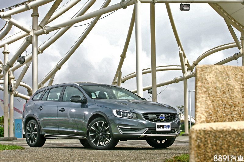 身為Crossover車款始祖之一,Volvo V60 Cross Country的各面向表現自然更值得我們關注。 身為Crossover車款始祖之一,Volvo V60 Cross Country的各面向表現自然更值得我們關注。