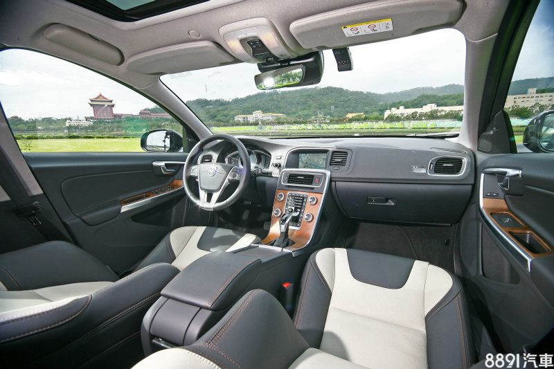 車室內延續V60既有輪廓,但舒適度與質感依舊是無可挑惕的。 車室內延續V60既有輪廓,但舒適度與質感依舊是無可挑惕的。