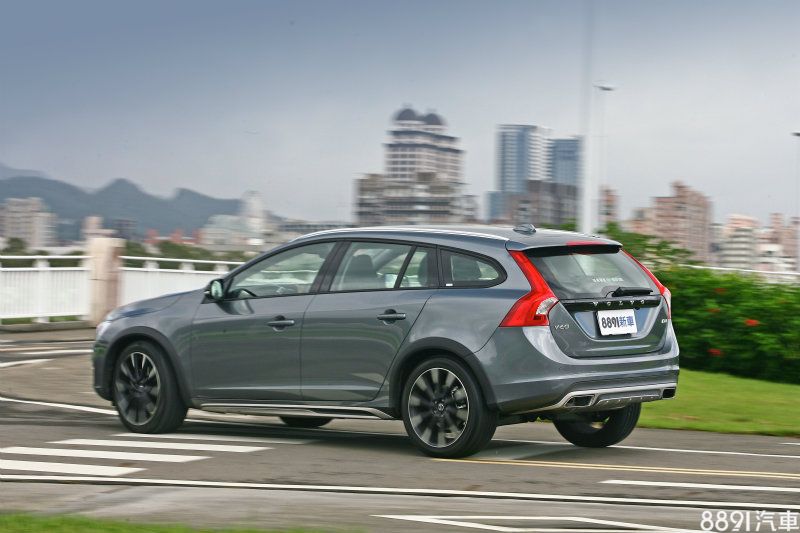 一般道路上V60 Cross Country D4的動力很難讓人感到不夠用。 一般道路上V60 Cross Country D4的動力很難讓人感到不夠用。