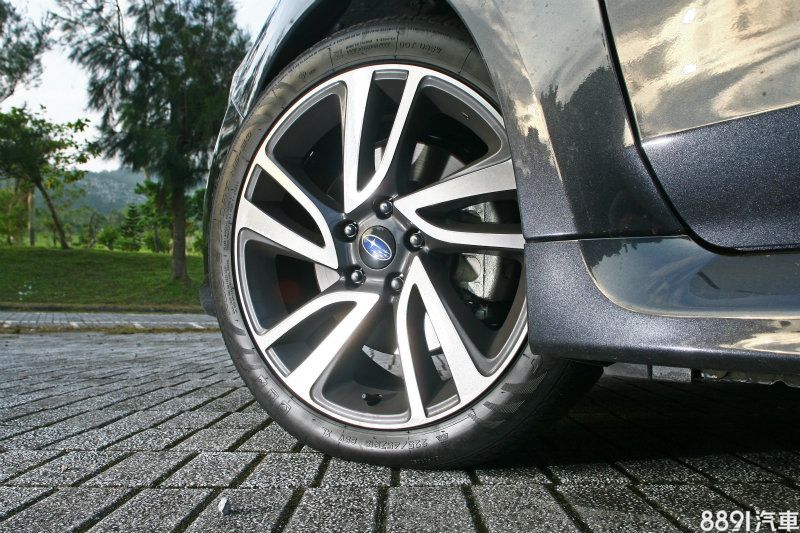 頂配的GT-S車型配置255/45 R18寬胎，動態駕馭沉著的原因也與此有關。
